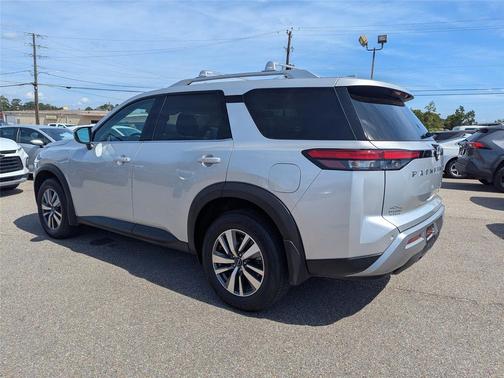 2023 Nissan Pathfinder SL 4WD