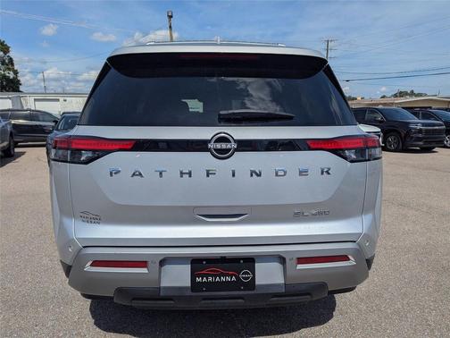 2023 Nissan Pathfinder SL 4WD