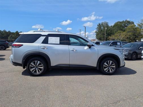 2023 Nissan Pathfinder SL 4WD