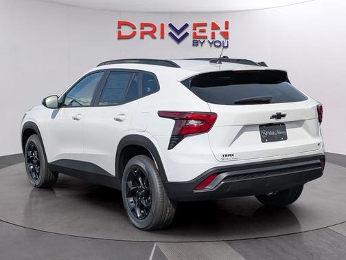 Summit White 2026 Chevrolet Trax LT