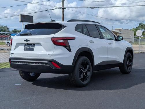 Summit White 2026 Chevrolet Trax LT