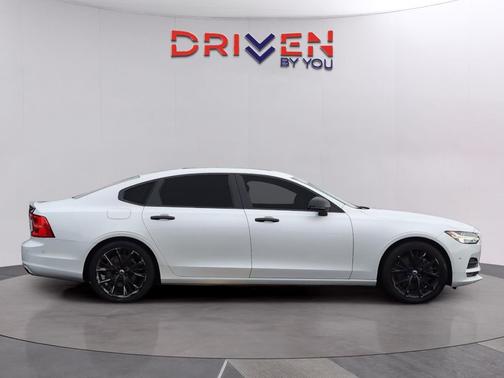 Crystal White Pearl Metallic 2018 Volvo S90 T6 Momentum