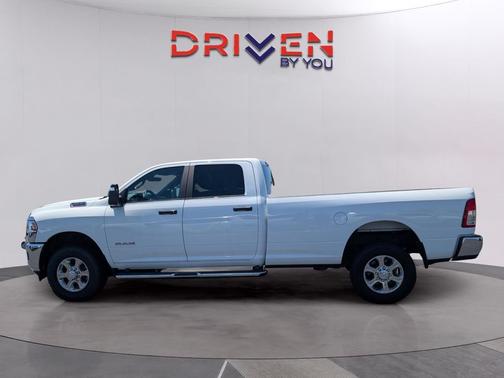 Bright White Clearcoat 2024 RAM 2500 Big Horn Crew Cab 4x4 8' Box