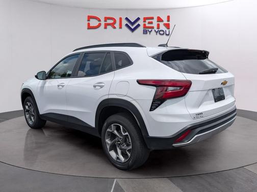 Summit White 2025 Chevrolet Trax LT