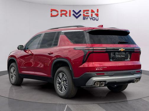 Radiant Red Tintcoat 2026 Chevrolet Traverse LT