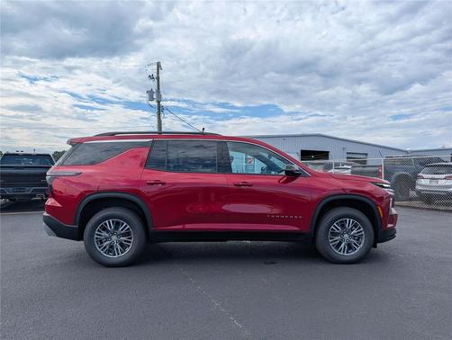 Radiant Red Tintcoat 2026 Chevrolet Traverse LT
