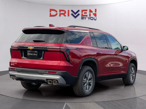 Radiant Red Tintcoat 2026 Chevrolet Traverse LT
