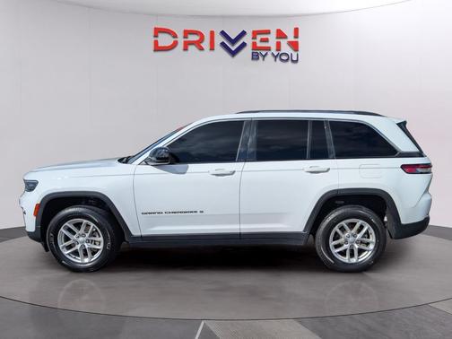 Bright White Clearcoat 2023 Jeep Grand Cherokee Laredo