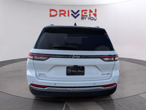 Bright White Clearcoat 2023 Jeep Grand Cherokee Laredo
