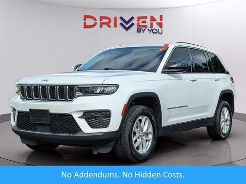 Bright White Clearcoat 2023 Jeep Grand Cherokee Laredo