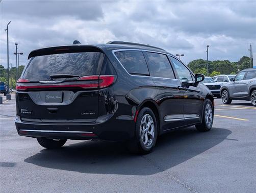 Brilliant Black Crystal Pearlcoat 2023 Chrysler Pacifica Limited