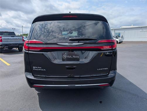 Brilliant Black Crystal Pearlcoat 2023 Chrysler Pacifica Limited
