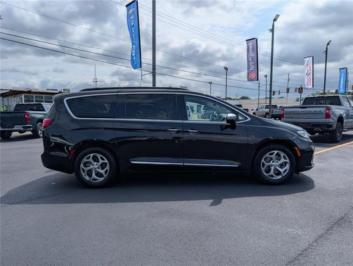 Brilliant Black Crystal Pearlcoat 2023 Chrysler Pacifica Limited