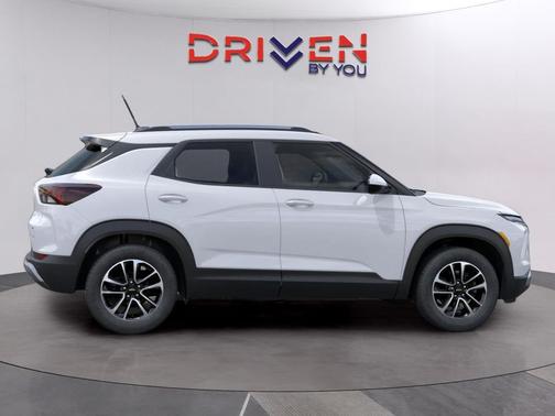 Summit White 2026 Chevrolet Trailblazer LT