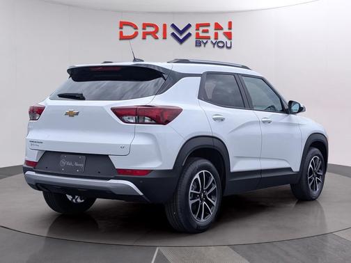 Summit White 2026 Chevrolet Trailblazer LT