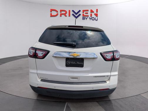 WHITE 2015 Chevrolet Traverse 1LT
