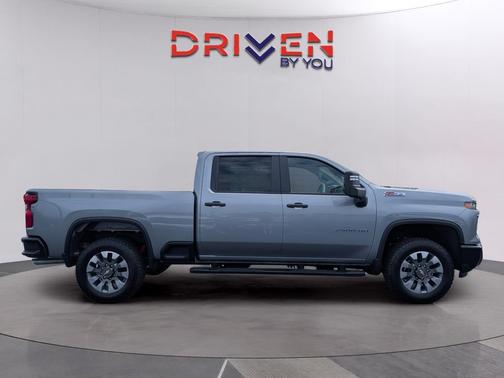 Sterling Gray Metallic 2026 Chevrolet Silverado 2500 Custom