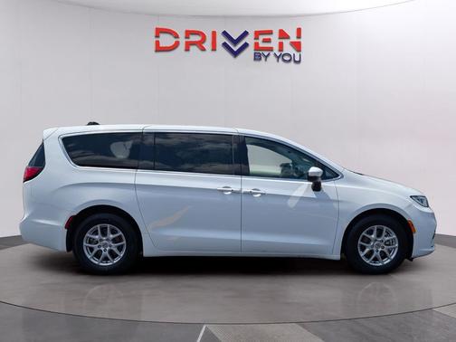Bright White Clearcoat 2023 Chrysler Pacifica Touring L