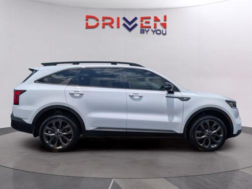 Glacial White Pearl 2023 Kia Sorento SX