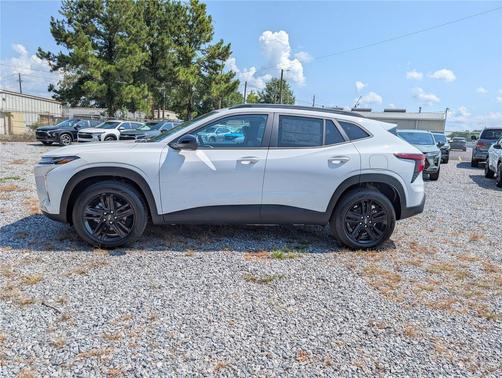 Summit White 2026 Chevrolet Trax FWD ACTIV