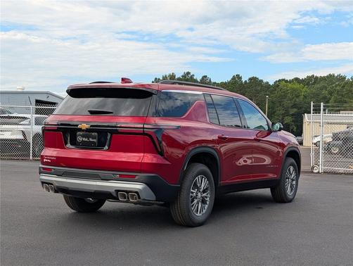Radiant Red Tintcoat 2026 Chevrolet Traverse LT