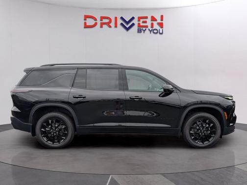 Mosaic Black Metallic 2026 Chevrolet Traverse LT