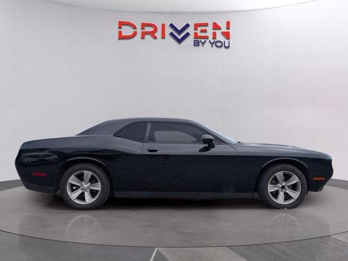 Pitch Black Clearcoat 2016 Dodge Challenger SXT