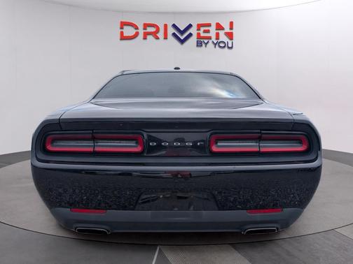 Pitch Black Clearcoat 2016 Dodge Challenger SXT