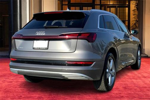 2019 Audi e-tron Premium Plus