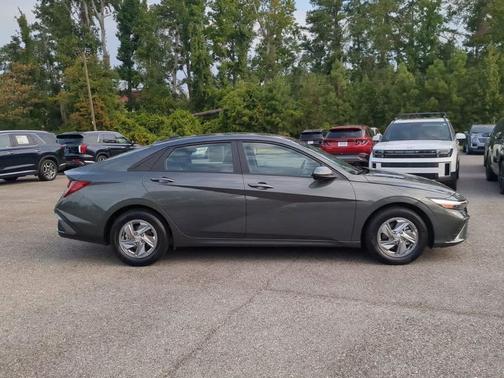 2024 Hyundai ELANTRA SE