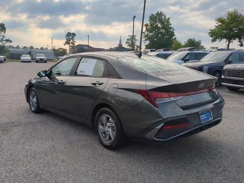 2024 Hyundai ELANTRA SE