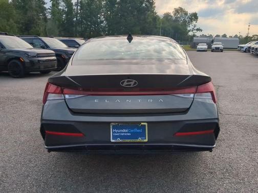 2024 Hyundai ELANTRA SE