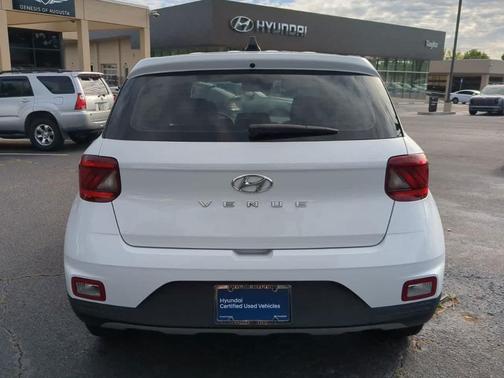 Ceramic White 2022 Hyundai VENUE SE
