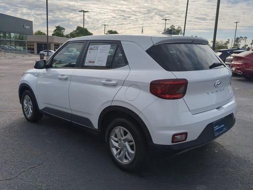 Ceramic White 2022 Hyundai VENUE SE