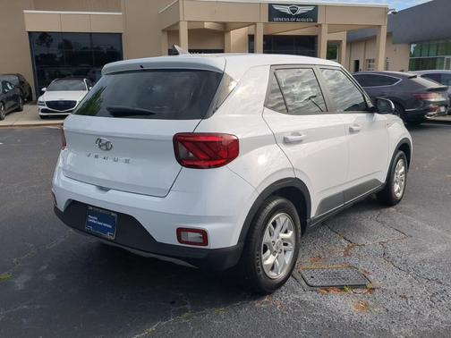 Ceramic White 2022 Hyundai VENUE SE