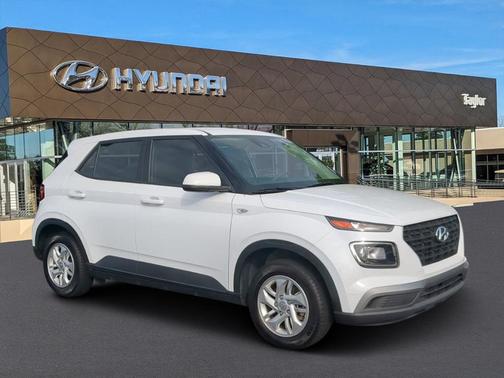 Ceramic White 2022 Hyundai VENUE SE