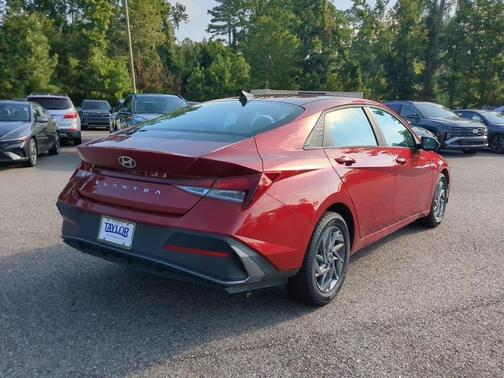 2024 Hyundai ELANTRA SEL