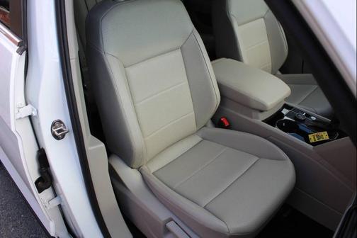 White 2023 Volkswagen Atlas 3.6L SE w/Technology