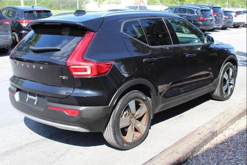 Onyx Black Metallic 2020 Volvo XC40 T5 Momentum