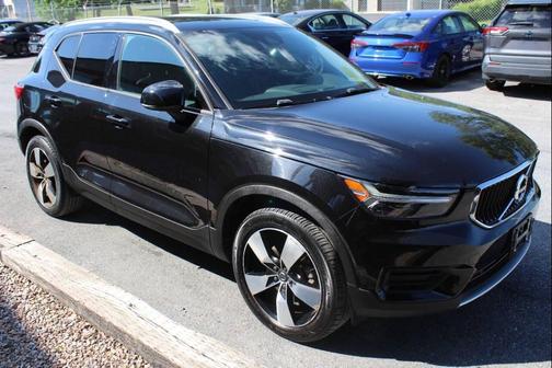 Onyx Black Metallic 2020 Volvo XC40 T5 Momentum
