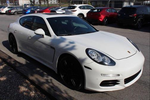 2016 Porsche Panamera 4 Edition