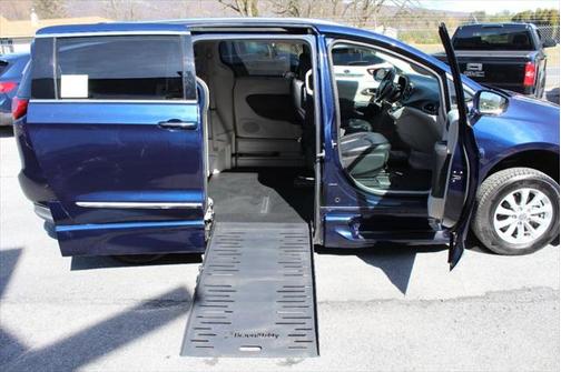 Jazz Blue Pearlcoat 2019 Chrysler Pacifica Touring L