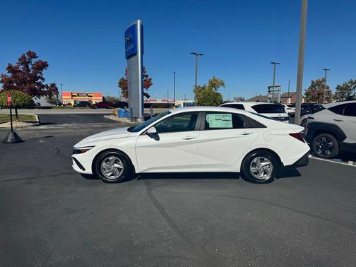 2025 Hyundai ELANTRA SE
