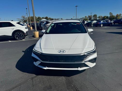 2025 Hyundai ELANTRA SE