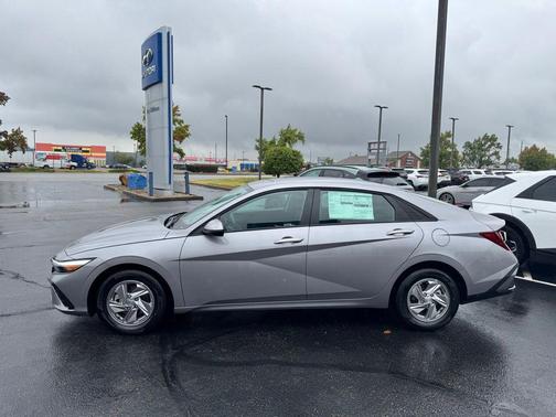 2025 Hyundai ELANTRA SE