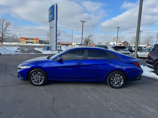2024 Hyundai ELANTRA SEL