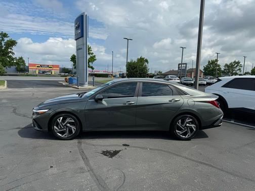 2025 Hyundai ELANTRA SEL