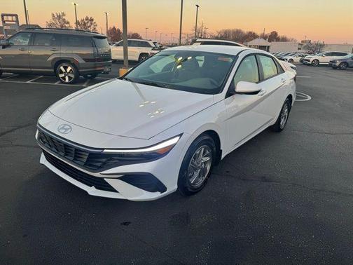 2026 Hyundai ELANTRA SE