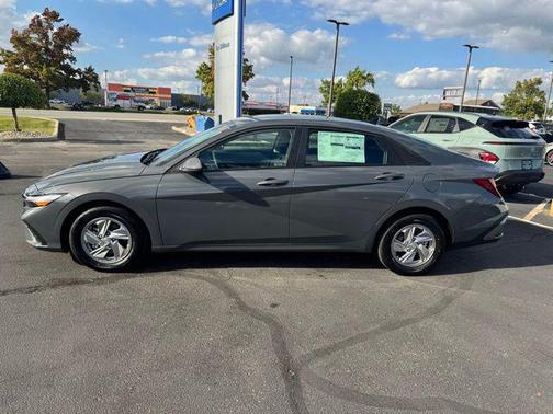 2025 Hyundai ELANTRA SE