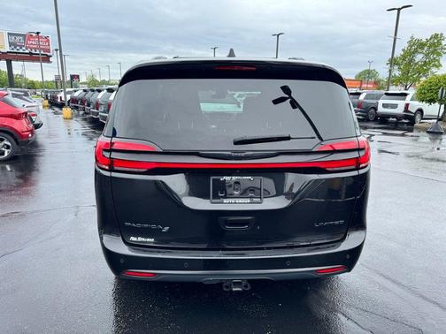 Brilliant Black Crystal Pearlcoat 2023 Chrysler Pacifica Limited